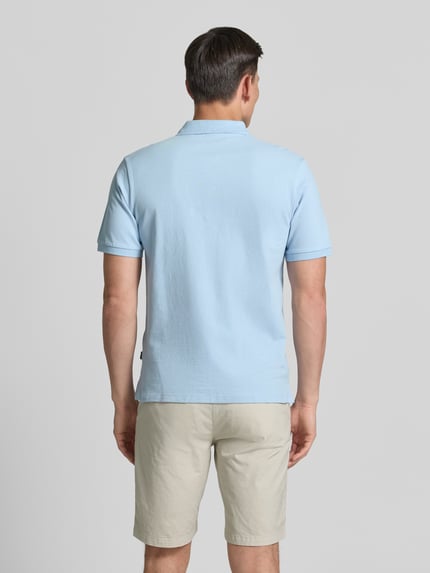 Mężczyzna model nosi Slim Fit Poloshirt mit Stitching od Jack & Jones Premium, jasnoniebieska bawełna, krój slim fit, krótki rękaw, widok całej sylwetki z tyłu