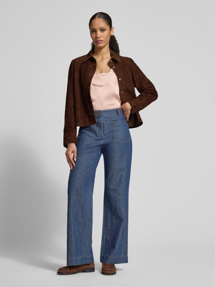 Vrouwenmodel draagt Lederjacke mit Knopfleiste van Jake*s Collection in regular fit, suède-look bruin, opgestikte kraag, knoopsluiting, mouwen met knoopsluiting, voorkant volledige lichaamsweergave.