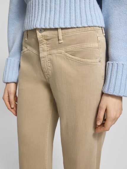 Vrouwenmodel draagt Loose Fit Jeans met steekzakken model 'Elin' van Cambio, beige, elastische katoenmix, close-up taille en heupen, detailopname.