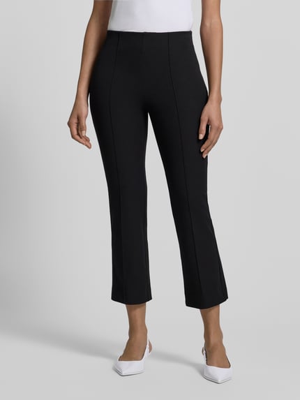 Vrouwenmodel draagt Flared Stoffhose met Nahtreißverschluss van Jake*s Collection, zwarte dames stoffen broek, steekzakken, achterzakken, flared cut, naadritssluiting, bandwijdte maat 36: 39 cm, binnenbeenlengte maat 36: 66 cm, ganzkörperansicht van voren.