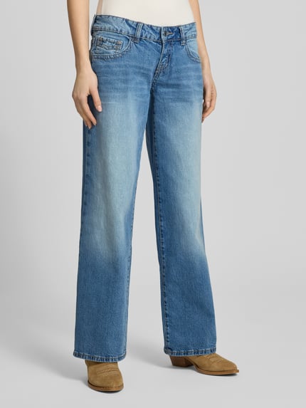 Frauenmodel trägt Wide Fit Jeans im 5-Pocket-Design von Gina Tricot, blauer elastischer Baumwoll-Mix, Ganzkörperansicht von vorne.
