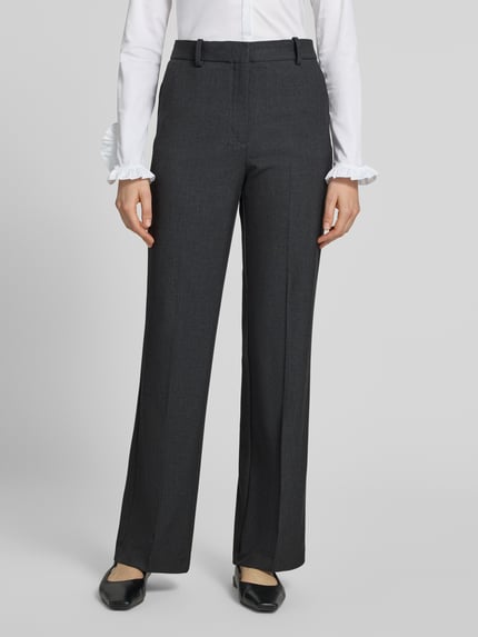 Frauenmodel trägt Straight Fit Hose mit viskose-Anteil Modell 'Bergen' von MANGO in Dunkelgrau, Bügelfalten, glatter Stoff, Nahaufnahme Oberkörper, Damen Hose, elastischer Material-Mix, Haken- und Reißverschluss, Bundweite 38 cm, Innenbeinlänge 82 cm.