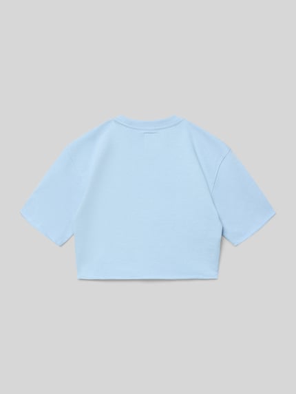 Produktfoto, Cropped T-Shirt mit Logo-Print von Garcia, jasnoniebieska bawełna, krótki fason, dekolt okrągły, długość tyłu 38 cm w rozmiarze 140