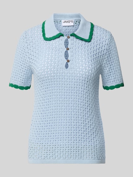 Produktfoto, Slim Fit Poloshirt in Strick-Optik von Jake*s Casual aus reiner Baumwolle, lichtblau mit grünen Abschlüssen, Lochmuster, Kurzarm.