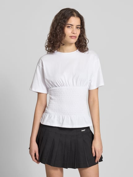 Vrouwenmodel draagt tailliertes T-shirt met ronde hals Model 'EVELYN' van JJXX, katoen, smok-details, getailleerd fit, vooraanzicht bustenahaufnahme.