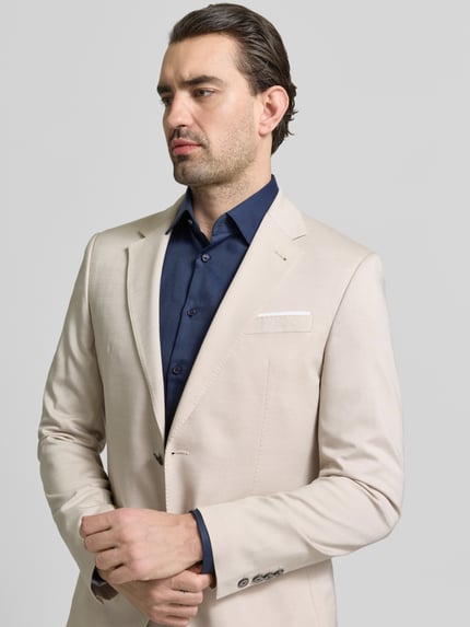 Männermodel trägt Slim Fit Businesshemd in Premiumqualität von Jake*s in Dunkelblau mit Kentkragen, Allover-Muster, Nahaufnahme Oberkörper.