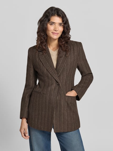 Frauenmodel trägt Longblazer mit Knopfverschluss von Neo Noir in Braun mit feiner Nadelstreifenstruktur, taillierte Passform, Nahaufnahme Oberkörper.
