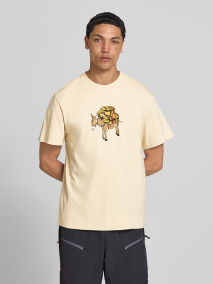 Mannenmodel draagt T-shirt met motiefprint model 'DONKEY TAXI' van The North Face, puur katoen, regular fit, ronde hals, ruglengte maat M 70 cm, motiefprint voorzijde, logoprint achterzijde. Ganzkörperansicht von vorne.