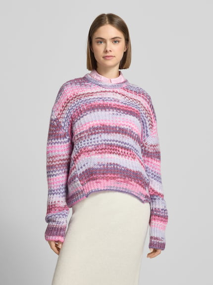 Vrouwenmodel draagt Regular Fit Pullover in breilook model 'Simone' van JJXX in roze, paars en wit, ronde hals, elastische boorden, voorkant bovenlichaam close-up, ruglengte maat S 60 cm, mouwlengte 68 cm.