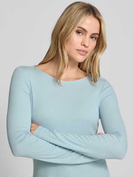 Frauenmodel trägt Langarmshirt mit Rundhalsausschnitt Modell 'Smallo' von OPUS in Hellblau, glatte Textur, unifarben, Nahaufnahme Oberkörper.