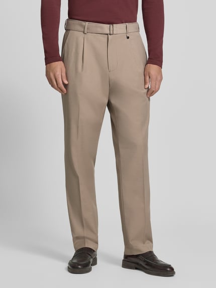 Mannenmodel draagt Hose mit Gürtel und Gesäßleistentaschen van Antony Morato in relaxed fit, beige, steekzakken, persplooien, knoop- en ritssluiting, dubbele ringsluiting, strookzak aan de achterkant, bandwijdte maat 50: 45 cm, binnenbeenlengte maat 50: 75 cm, voorkant volledig zichtbaar, Ganzkörperansicht von vorne.