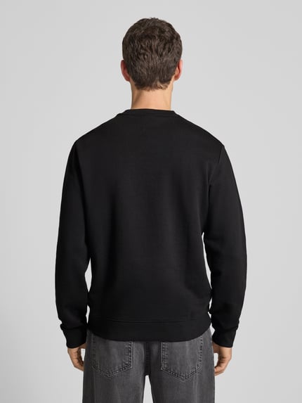 Männermodel trägt Sweatshirt mit Label-Print Modell 'Duragol' van HUGO in zwart, pure katoen, losse pasvorm, rugaanzicht, ruglengte 68 cm.