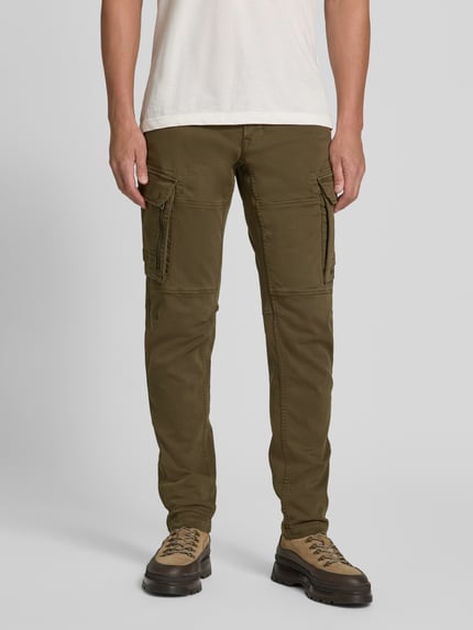 Männermodel trägt Cargohose mit Pattentaschen Modell 'EXPEDIZOR' von PME Legend in Oliv, Skinny Fit, Ganzkörperansicht von vorne.