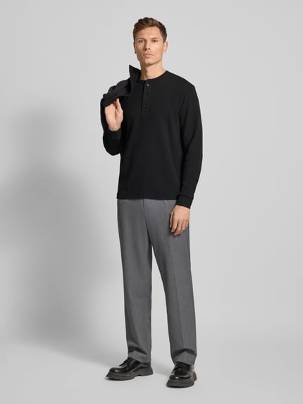 Männermodel trägt Regular Fit Pullover mit Knopfleiste Modell 'Kilano' von Drykorn, Baumwoll-Mix, Strukturmuster, Ganzkörperansicht von vorne.
