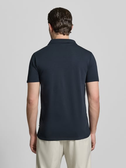Männermodel trägt Slim Fit Poloshirt mit V-hals von Lindbergh in donkerblauw, mix van katoen en elastaan, ruglengte maat M 68 cm, Ganzkörperansicht Rückansicht.