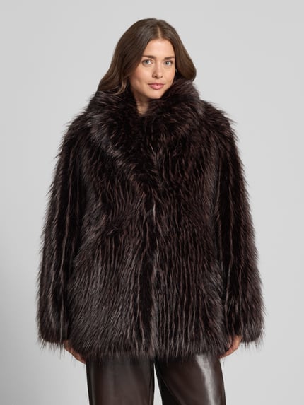 Frauenmodel trägt Jacke aus Kunstfell mit Schalkragen von PETITE M., dunkle Brauntöne, Regular Fit, Vorderansicht, Nahaufnahme Oberkörper. Rückenlänge 80 cm, Schulterbreite 49 cm, Brustweite 54 cm, Ärmellänge 68 cm.