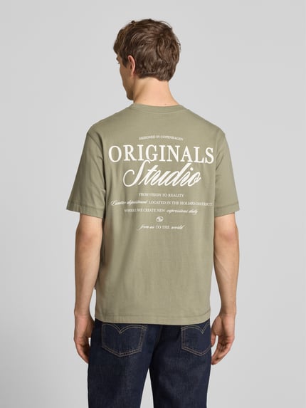 Männermodel trägt Herren T-Shirt mit Statement-Print Modell 'NORREBRO' von Jack & Jones, Reine Baumwolle, Gerader-Schnitt, Rückenlänge 68 cm, Ganzkörperansicht Rückansicht