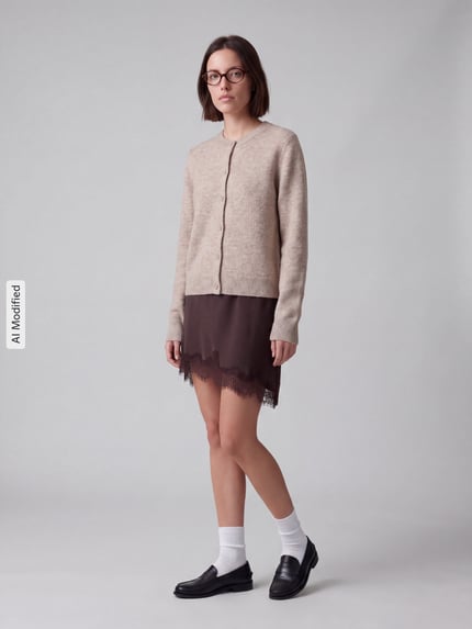 Frauenmodel trägt Regular Fit Strickjacke mit Woll-Anteil Modell 'MALOU' von PIECES in Beige zu braunem Rock, Ganzkörperansicht von vorne, KI-modifiziertes Bild.