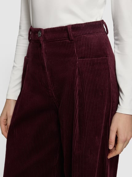 Frauenmodel trägt Regular Fit Hose mit Cordstruktur High Waist von Jake*s Casual, weinrot, sichtbare Struktur, Knopf, Nahaufnahme Oberkörper.