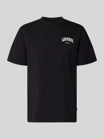 Produktfoto, schwarzes T-Shirt mit weißem Label-Print, reine Baumwolle, gerader Schnitt, Brady whop von Les Deux, neutraler Hintergrund