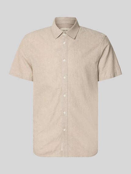 Produktfoto, Regular Fit Freizeithemd mit Kentkragen Modell 'ABAN' von Blend in Beige mit Knopfleiste und 1/2-Arm, glatte Textur. Rückenlänge bei Größe M: 73 cm, Schulterbreite: 43 cm, Ärmellänge: 22 cm.