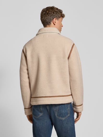 Mannelijk model draagt Fleecejacke aus Teddyfell van MCNEAL, beige met bruine details, regular fit, rugaanzicht, context herenjack.