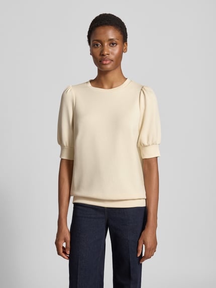 Vrouwenmodel draagt Sweatshirt met Ballonmouwen Model 'BANU' van Soyaconcept, Materiaalmix met stretch, los model, ronde hals, halflange mouwen, crèmekleurig, gladde textuur, Ganzkörperaanzicht van voren.