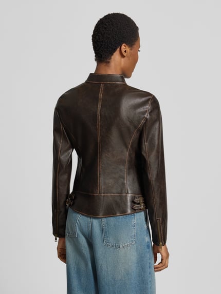 Frauenmodel trägt Jacke in Leder-Optik Modell 'Tess' von Liu Jo White, braune Farbe, taillierte Passform, Ganzkörperansicht Rückansicht.
