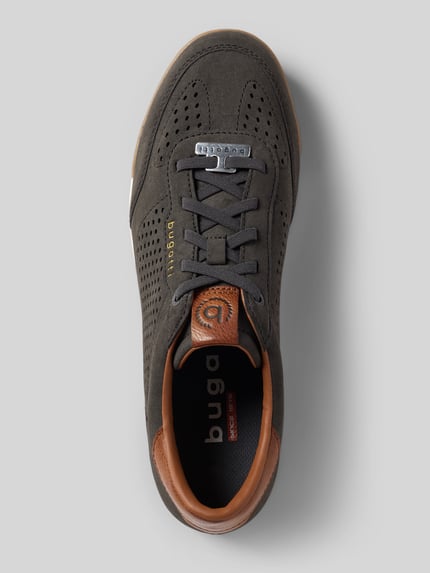 Productfoto, Sneaker met labeldetails model 'Trevor' van bugatti, afgerond model, vetersluiting, structuurzool, herensneaker, schachthoogte 8 cm, hakhoogte 3 cm, schachtbreedte 10 cm, donkergrijs met bruine details