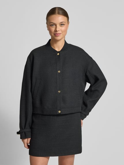Frauenmodel trägt Oversized Sakko in Bouclé-Optik Modell 'ASENSE-1' von HUGO in Optik: Unifarben, College-Kragen, Ganzkörperansicht von vorne.