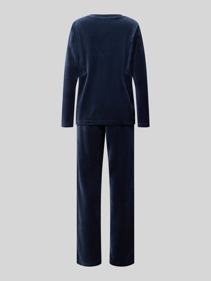 Frauenmodel trägt Pyjama mit Rundhalsausschnitt und elastischem Bund von SCHIESSER, dunkelblauer Baumwoll-Mix, lockerer Schnitt, Ganzkörperansicht Rückansicht.
