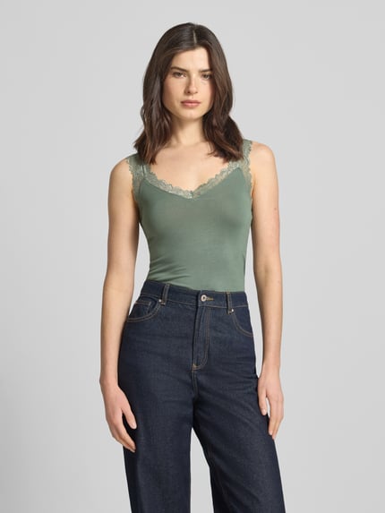 Vrouwenmodel draagt Slim Fit Tank Top uit viscosemix model 'ROSA' van Vero Moda, look: effen, met kant, V-hals, brede bandjes, Ganzkörperansicht von voren.
