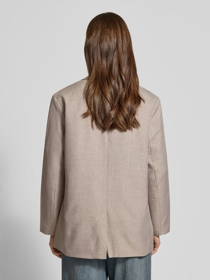 Frauenmodel trägt Relaxed Fit Longblazer mit 1-Knopf-Verschluss Modell 'LINDA' von ONLY in Melange-Optik, ganzkörperansicht Rückansicht.