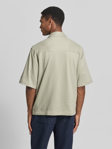 Männermodel trägt Regular Fit Freizeithemd mit verdecktem Reißverschluss von Lindbergh, helles Baumwoll-Mix-Material, Rückenansicht, Ganzkörperansicht Rückansicht.