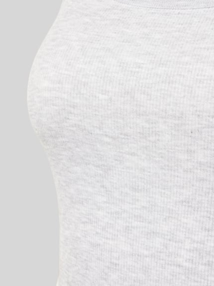 Frauenmodel trägt Tanktop mit Feinripp und Rundhalsausschnitt von Jake*s Casual, Modal-Mix, Körpernaher-Schnitt, Nachhaltig, Nahaufnahme Oberkörper.