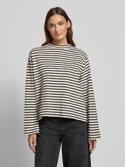 Modelka kobieca nosi Regular Fit Langarmshirt aus reiner Baumwolle od Marc O'Polo, cienkie czarno-białe paski, drobna bawełna, widok z przodu, ujęcie całej sylwetki.