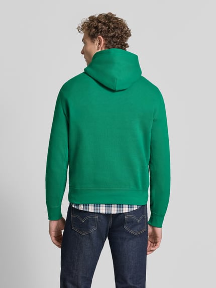 Mężczyznamodel nosi Regular Fit Hoodie aus Baumwoll-Mix von Polo Ralph Lauren w kolorze zielonym, gładka tekstura, pełny tył.