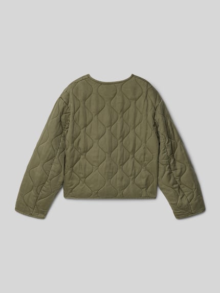 Produktfoto, olivgrüne Regular Fit Jacke aus reinem Lyocell Modell 'Paris' von Mango mit Steppmuster, sichtbar aufgesetzte Taschen, strukturierte Oberfläche