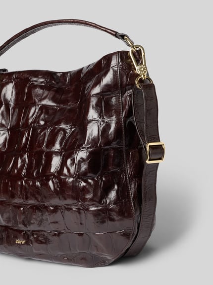 Produktfoto, Crossbody Bag mit Steppnähten Modell 'MIA' von Abro in dunkelbraun mit Reptilprägung, goldene Details, strukturiertes Leder, abnehmbarer Schulterriemen, kurzer Tragehenkel, Label-Detail, Hauptfach und Innenfach jeweils mit Reißverschluss, Maße ca. 40x35x10 cm, Schulterriemen ca. 120 cm