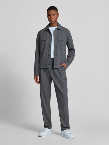 Männermodel trägt Straight Fit Stoffhose mit Bügelfalten Modell 'Marc' von Casual Friday, Elastischer-Material-Mix mit Viskose-Anteil, Ganzkörperansicht von vorne.