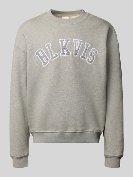 Produktfoto, Sweatshirt mit Logo und Rundhalsausschnitt von BLKVIS in Grau, reine Baumwolle, Relaxed Fit, dezente Oberflächentextur