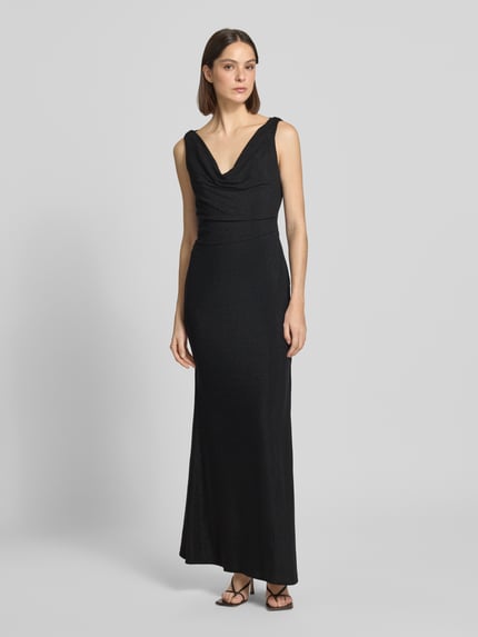 Vrouwenmodel draagt avondjurk met waterfall-halslijn van Laona, maxi-jurk, ruchedetail, vetersluiting aan de achterkant, geheellichaamsaanzicht vooraan.