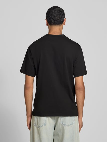 Männermodel trägt Regular Fit T-Shirt aus reiner Baumwolle von Kenzo in Schwarz, schlichtes Design, Ganzkörperansicht Rückansicht.