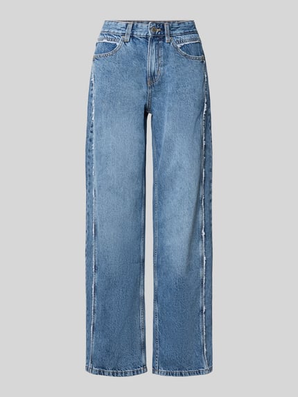 Produktfoto, Wide Leg Jeans mit Fransennähten von Gina Tricot in hellem Blau, reine Baumwolle, Wide Fit, sichtbare seitliche Eingrifftaschen und Gesäßtaschen, Fransennähte, Knopf- und Reißverschluss, deutliche Struktur der Denim-Oberfläche.