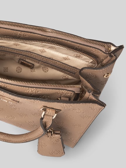 GUESS Handtasche mit Label-Anhänger Modell 'CRESIDIA SOCIETY' Taupe 4