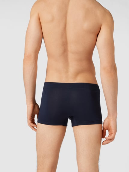 Męski model nosi Trunks mit elastischem Bund im 3er-Pack od Christian Berg Men, granatowe, gładkie, przylegający krój, całkowity widok z tyłu.