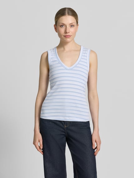Frauenmodel trägt Slim Fit Top mit V-Ausschnitt Modell 'Elle' von MOS MOSH aus Reine Baumwolle in Blau-Weiß, Ganzkörperansicht von vorne. Rückenlänge bei Größe S: 58 cm.