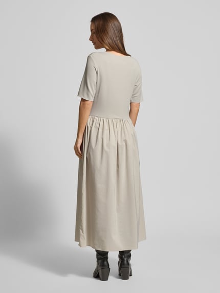 Frauenmodel trägt Maxikleid mit Rundhalsausschnitt von Emporio Armani aus Viskose-Elasthan-Mix, taillierter Schnitt, Rückenansicht, Ganzkörperansicht Rückansicht.