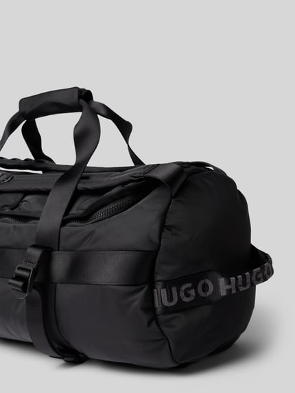 Produktfoto, czarna torba weekendowa Weekender mit Rucksackgurten Modell 'AYDEN_HOLDALL' od HUGO, tekstura miękka, matowa tkanina, kontekst: torba weekendowa męska od HUGO