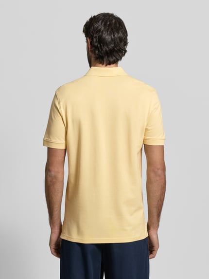 Mężczyzna nosi Koszulka polo Regular Fit Poloshirt mit Stitching von Christian Berg Men z czystej bawełny, krój regular fit, listwa guzikowa, haft, długość tyłu w rozmiarze M: 70 cm, jasny żółty kolor, gładka faktura, całkowity widok od tyłu.